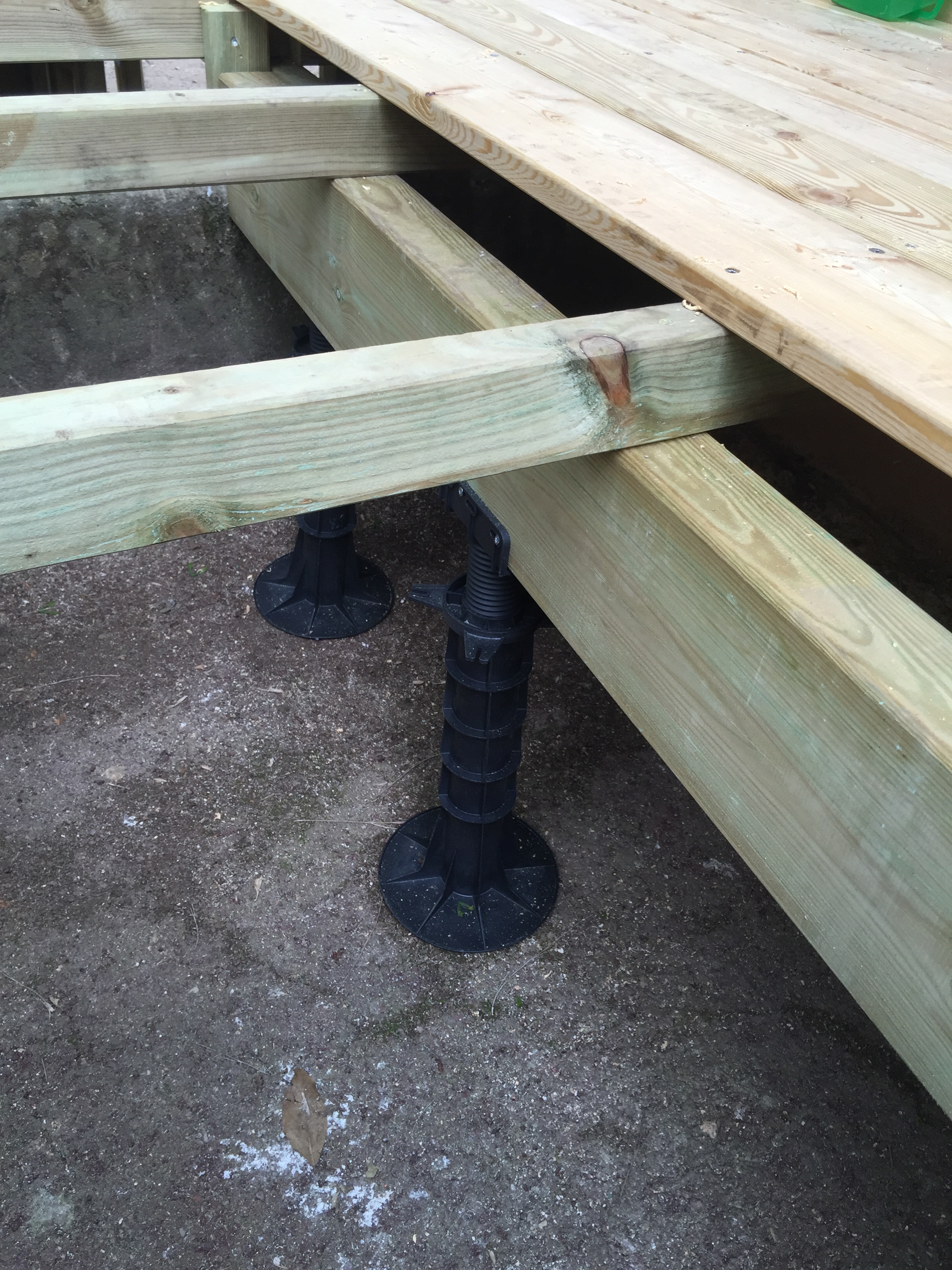 Structure terrasse et plot réglable